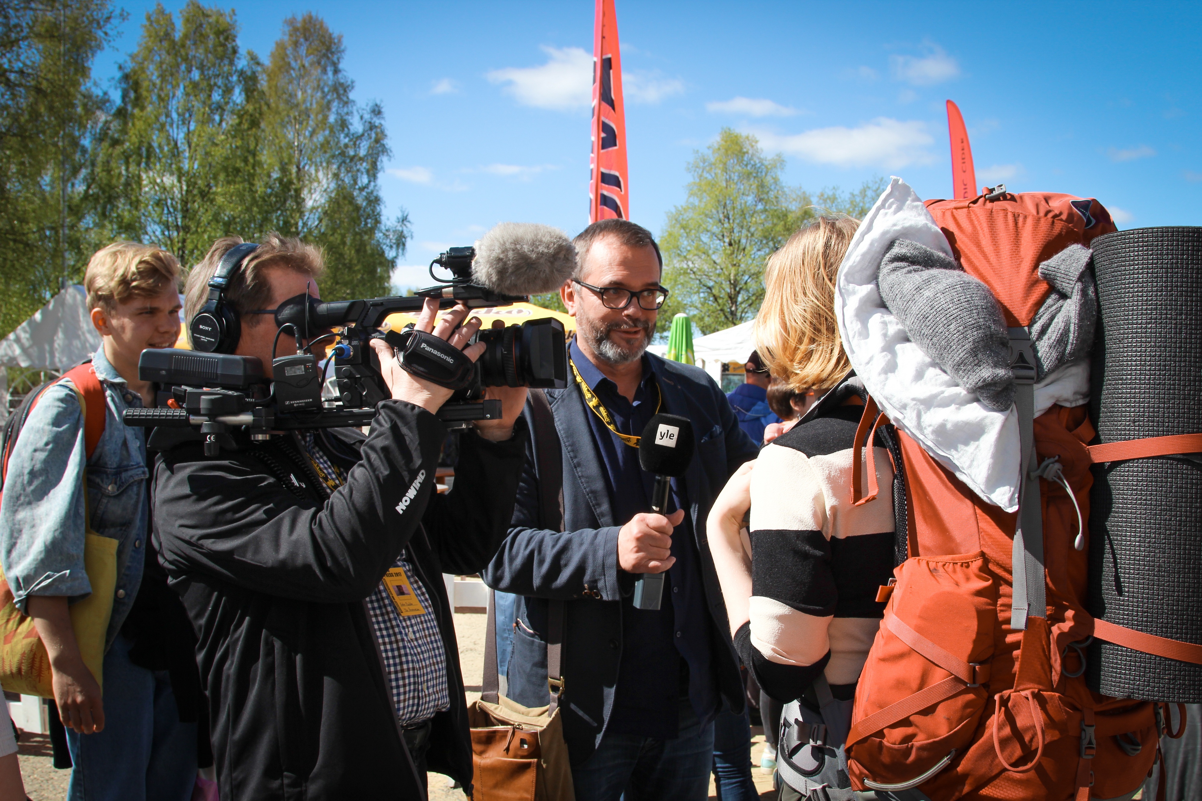 Toimittaja Tapio Räihä Lapin Yleisradiosta tekee uutispätkää työryhmänsa  kanssa — Midnight Sun Film Festival