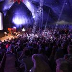 Iso teltta täytettynä ääriään myöten ennen mykkäelokuvan alkua